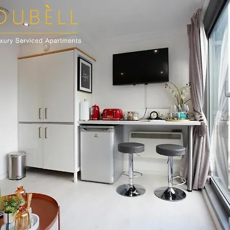 The Cakide: Cozy Serviced With Netflix In Leeds Apartment