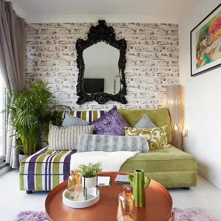 The Cakide: Cozy Serviced With Netflix In Leeds Apartment