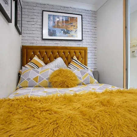 Value !!! - The Cakide, Dubell Serviced Leeds, Up To 2 Guests, Ample Street Parking, Wifi & Netflix *